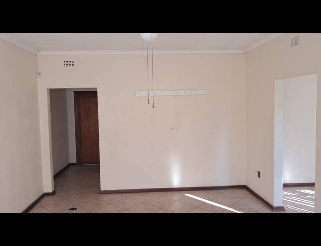 3 BEDROOM FREEHOLD FOR SALE IN CRYSTAL PARK